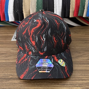 Gorra de Golf Personalizada con Camuflaje Rojo y Negro, Diseño de Remolino Líquido, Impresión Digital Impermeable, 5 Paneles, Perforaciones Láser, Visera Curva Transpirable para Hombre - Product Image 2