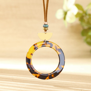 Collar con Colgante Geométrico de Resina, Estilo Vintage con Diseño de Tortuga en Color Ámbar, Joyería Unisex de Moda - Product Image 3