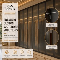 Dressing sur mesure avec porte battante, du sol au plafond, entièrement personnalisé pour villa.