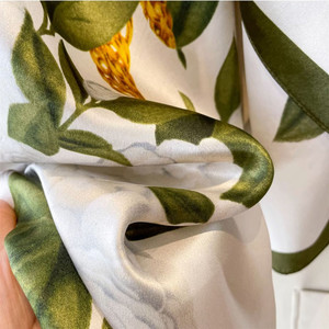 Sciarpa di <span class=keywords><strong>seta</strong></span> stampata floreale di alta qualità 35*35 pollici 100% in <span class=keywords><strong>pura</strong></span> <span class=keywords><strong>seta</strong></span> scialli sciarpa in <span class=keywords><strong>seta</strong></span> stile Euro - Product Image 6