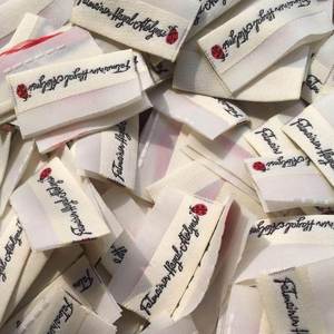 ป้ายทอผ้าลายดามัสก์แฟชั่นสำหรับผู้ผลิตเสื้อผ้า ป้ายทอผ้าสั่งทำ จัดส่งรวดเร็ว - Product Image 6