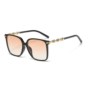 Gafas de sol de moda con cadena de gran tamaño para mujer, montura negra, lentes de PC, protección UV400, tipo 3, estilo urbano, look moderno. - Product Image 5