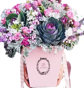 كيس ورقي مخصص كبير الحجم لتغليف باقة الزهور مزود بيد مسك مناسب لتقديم الزهور كهدايا في حفلات الزفاف متوفر لدى متجر الزهور