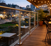 Poteau de balustrade carré contemporain en acier inoxydable avec supports pour panneaux de verre pour projets d'escaliers, de balcons et de terrasses