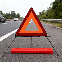 Fabriqué à partir de matériaux résistants aux intempéries pour une performance fiable sous la pluie, la brume ou la forte luminosité du soleil Triangle de signalisation
