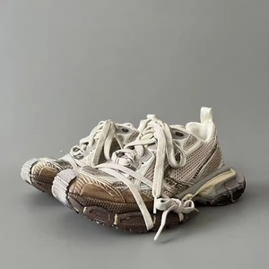Las zapatillas de diseño retro son adecuadas tanto para hombres como para mujeres, y sus suelas gruesas las convierten en un artículo esencial para otoño e invierno. - Product Image 1