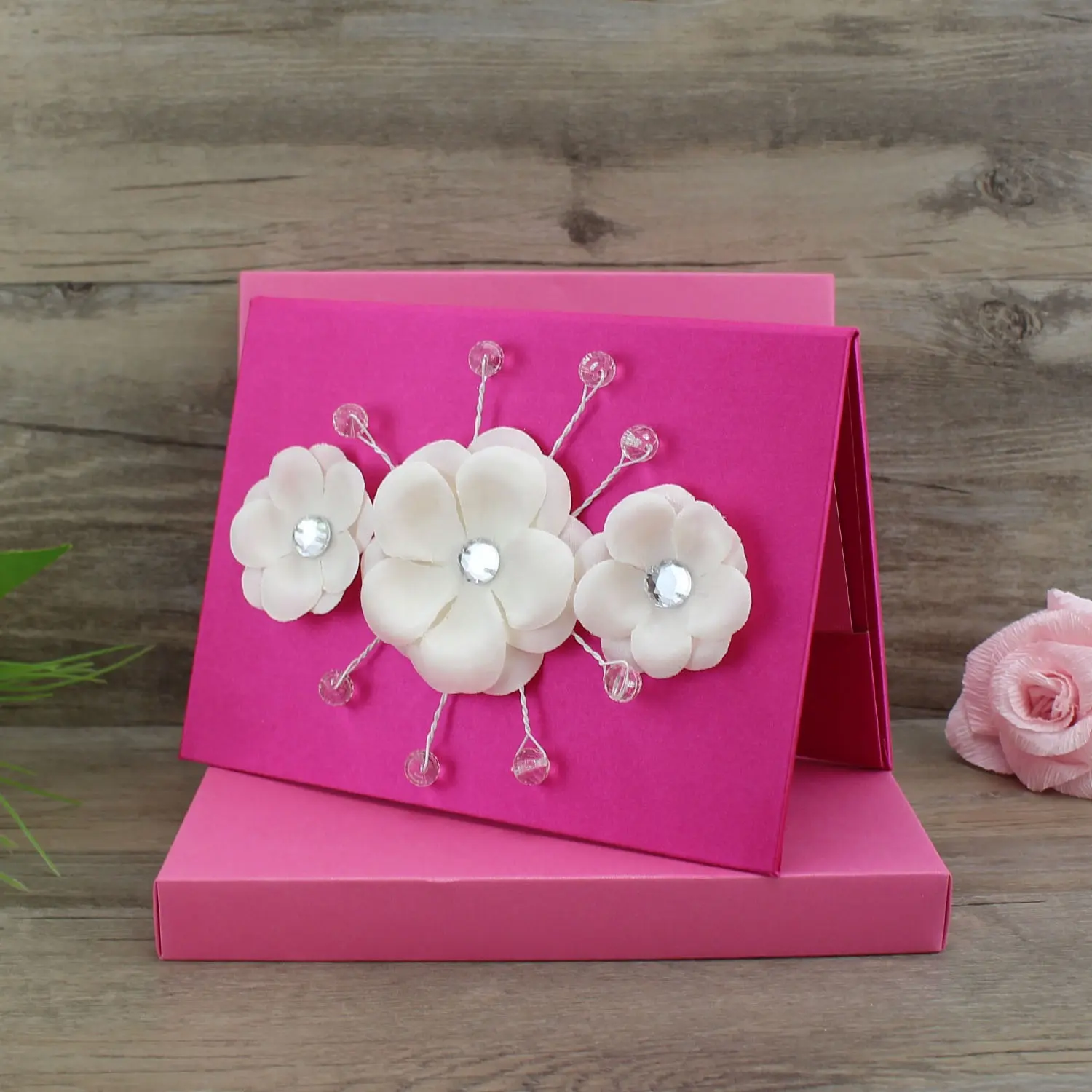 สวยสีชมพูที่กำหนดเองการ์ดแต่งงานกับกล่องและดอกไม้