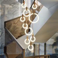 Nouvelle conception de luminaire suspendu pour escalier, à hauteur réglable, avec anneaux ronds LED, cercle doré, télécommande, lustre