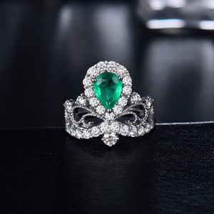 Anillo de Esmeralda Verde Intenso Natural con Corte de Pera, Corona con Lazo, Diamantes Pavé Completos, Oro Blanco, Estilo Princesa, Anillo de Gema Impresionante - Product Image 5