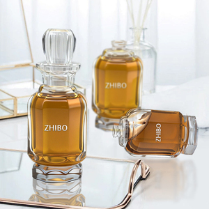 Flacon de <span class=keywords><strong>parfum</strong></span> de luxe Crystal Palace avec bouchon couronne et base hexagonale, idéal pour les parfums de haute qualité et les boiseries précieuses. - Product Image 4