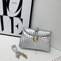 Nouveau style 2026 : Sac de soirée en PU tressé, sac enveloppe à rabat, sac à bandoulière/travers tendance tissé à la main avec une seule sangle