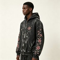Sweat-shirt à capuche vintage noir délavé avec fermeture éclair, manches à motif floral, broderie, accents en strass, tissu vieilli, fermeture éclair intégrale, style streetwear