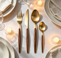 Vente en gros de services de table en acier inoxydable 430 de style portugais, avec poignée effet bois, plaqué or titane, finition miroir, pour la maison et l'hôtellerie