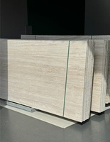 Dalle de travertin Super Blanc d'Italie PerfectStone, écologique et durable, pour projets d'aménagement intérieur moderne de luxe