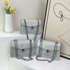 حقيبة كتف نسائية فضية بتصميم جديد مزينة بالأحجار الكريمة، حقيبة كروس فاخرة بسلسلة وسحاب من جلد البولي يوريثان الشهيرة - Product Image 1