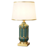 Nuevo diseño decoración del hogar post moderno mesita de noche cuerpo de porcelana forma de tela lámpara de mesa vertical