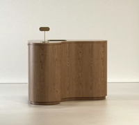 Petit bureau d'accueil créatif en forme de cœur avec coins arrondis, bande LED, matériau MDF, design minimaliste, option de logo personnalisé