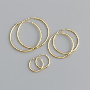 Commercio all'ingrosso di moda <span class=keywords><strong>925</strong></span> <span class=keywords><strong>argento</strong></span> Sterling rotondo 12mm 22mm 28 mm <span class=keywords><strong>argento</strong></span> placcato oro placcato <span class=keywords><strong>cerchio</strong></span> placcato Plain <span class=keywords><strong>orecchini</strong></span> a <span class=keywords><strong>cerchio</strong></span> per le donne - Product Image 1