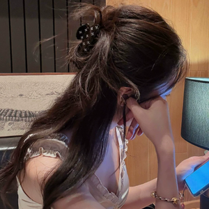 Accessorio per Capelli di Alta Gamma con Perle Scintillanti Incastonate di Diamanti e una Molletta Semi-Circolare al Collo. - Product Image 3