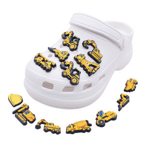 Vente chaude Ingénierie Véhicule Pelle Série Jardin Chaussure Charmes Dessin Animé PVC Chaussure Accessoires pour garçons Personnalisé - Product Image 2