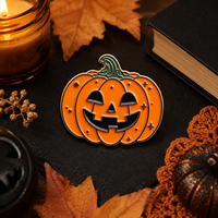 Broche en métal émaillée Citrouille Souriante d'Halloween avec tige verte bouclée et accents étoilés, Décoration pour festival d'automne