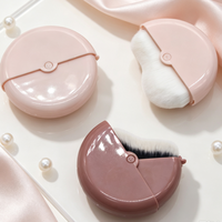 Kuas Makeup Sudut Portabel dengan Penutup Pelindung Bulat, Bulu Sintetis Lembut untuk Blush, Foundation, Bedak, dan Kontur
