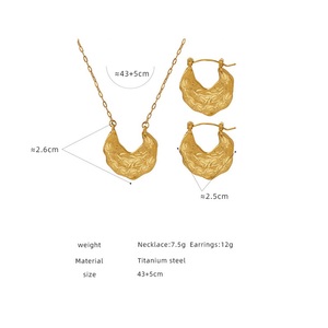 <span class=keywords><strong>Collier</strong></span> ras de cou Joolim Jewelry en or 18 carats plaqué or, avec pendentif en forme de <span class=keywords><strong>C</strong></span>, bande épaisse martelée irrégulière - Product Image 5