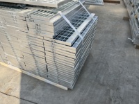 Marche d'escalier en acier inoxydable T4 avec bord dentelé, anti-corrosion, pour plateformes d'échelles industrielles