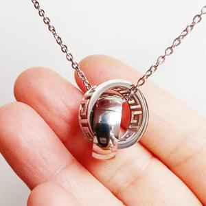 Collana Trendy con Ciondolo a Doppio Anello Intrecciato in Acciaio Inossidabile con Motivo a Chiave Greca, Gioielli che non si ossidano, per Donna - Product Image 3