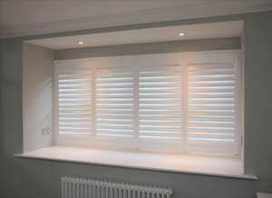 Volets à persiennes modernes en bois blanc à deux volets pour décoration de fenêtre de chambre à coucher à motif d'ouverture horizontale Volets de <span class=keywords><strong>plantation</strong></span> de Chine