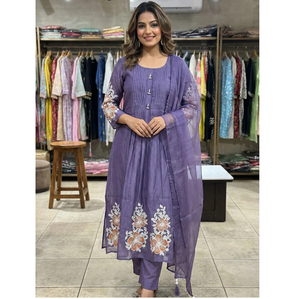 Conjunto de Kurta, Pantalón y Dupatta para Mujer, Elegante, Étnico, para Todas las Temporadas, de Algodón con Bordado Floral de Lavanda, Sin Arrugas, de Secado Rápido y Corte Regular - Product Image 1
