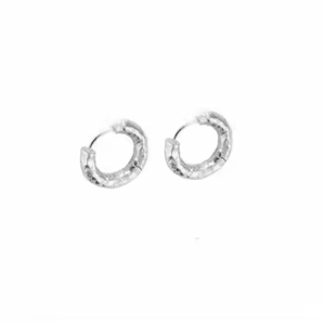 Pendientes de Aro Pequeños Minimalistas Elegantes Franceses de Latón Chapado en Oro con Superficie Arrugada Estilo Martillado, Venta al por Mayor - Product Image 6