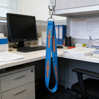 Lanière en nylon durable et écologique avec logo personnalisé, mousqueton métallique et dispositif de sécurité détachable pour porte-badge, idéale pour événements d'entreprise et promotionnels