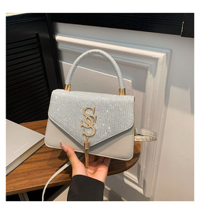 Sac bandoulière femme tendance urbaine été 2024 en PU durable motif alligator, petite taille, avec chaîne et fermeture éclair, capacité 3L+ - Product Image 1