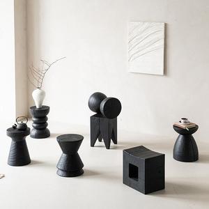 Sgabello <span class=keywords><strong>Moderno</strong></span> in Legno Massello Stile Wabi-Sabi, <span class=keywords><strong>Tavolino</strong></span> Laterale Nero a Clessidra con Texture Ondulata Intagliata a Mano per Arredamento Hotel e Villa - Product Image 6