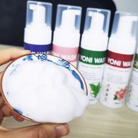 Mousse nettoyante intime à marque privée aux extraits d'acides aminés et d'herbes, équilibrée au pH, pour l'hygiène féminine (Yoni Foam) en bouteille