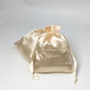 Petits sacs à cordon en soie imprimés sur mesure pochette en satin brun pour l'emballage des cheveux - Product Image 5