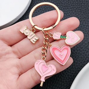 Llavero de Metal con Forma de Corazón y Flor Rosa, Accesorio Creativo y Lindo para Bolsos, Decoración para Colgar en el Bolso - Product Image 4
