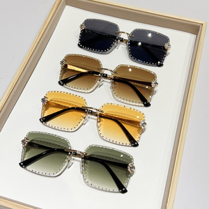 แว่นกันแดดผู้หญิง UV400 กรอบโลหะ ประดับเพชรทรงสี่เหลี่ยม เลนส์ PC  แบบปรับแต่งได้ - Product Image 4