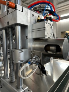 Máquina de llenado automática de 2 boquillas cerámicas para hacer masterbatch de PP TiO2, con sistema neumático de 100-500 ml y boquilla de sellado, para llenar botellas de 10 ml. - Product Image 3