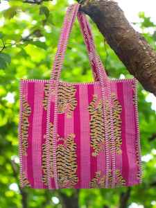 Bolso de hombro acolchado de algodón ecológico con estampado floral hecho a mano, diseñado para uso diario reutilizable y cómodo. - Product Image 4