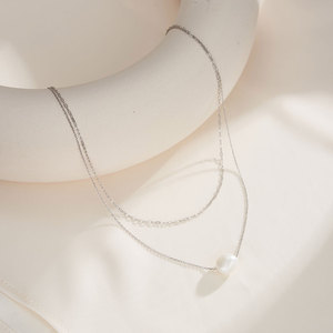 Collana con Pendente a Forma Barocca di Perla Mabe d'Acqua Dolce Bianca GPN72, in Argento Sterling 925 Placcato Oro 14K - Product Image 2