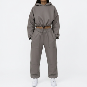 Ensemble coordonné haut de gamme pour femmes en cuir vegan, comprenant un sweat à capuche et un pantalon cargo - Product Image 1