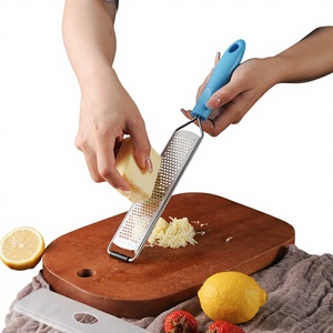 Râpe à fromage multifonctionnelle manuelle avec manchon <span class=keywords><strong>de</strong></span> protection, râpe à <span class=keywords><strong>citron</strong></span>, râpe à chocolat, râpe à fruits et légumes en acier inoxydable - Product Image 1