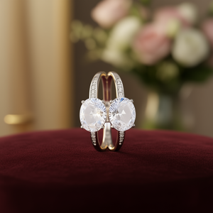 Anello E820 con Pietra Verde in Oro Bianco, Taglio Brillante Rotondo, Montatura a Griffe, Fede di Fidanzamento, Stile Classico da Donna - Product Image 2