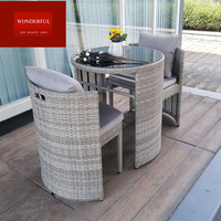 Ensemble de table basse compacte en rotin avec miroir pour balcon et jardin, idéal pour les achats de café en extérieur