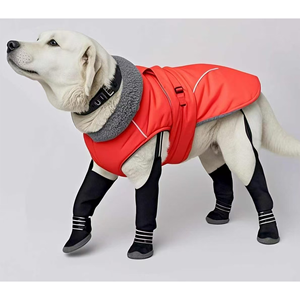 Bottes imperméables rouges pour chien avec sangles réglables pour une utilisation en extérieur toute saison - Product Image 2
