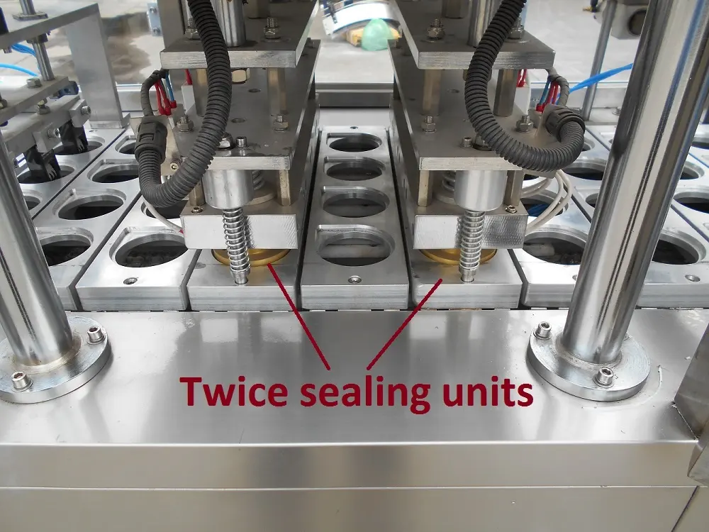 Machine linéaire de cachetage de remplissage de tasse/pot de gelée de grande production avec l'imprimante de date fabriquée en Chine prix d'usine
