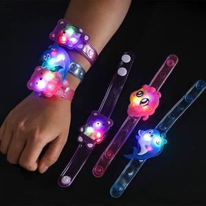 นาฬิกา LED หมุนได้ ของเล่นยอดนิยมสำหรับเด็ก บรรเทาความเครียด กำไลข้อมือเรืองแสง ของชำร่วยงานวันเกิด ของขวัญชิ้นเล็ก - Product Image 3