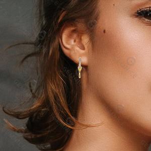 עגילי חישוק מינימליסטיים מפליז מצופה רודיום וציפוי זהב משובצים זירקוניה מעוקבת בצורת לב לנשים - Product Image 3